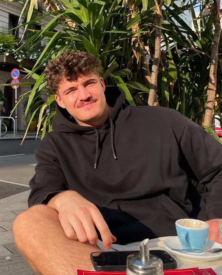 Portrait of Mattis Scherbacher, co-founder of LOTRINO, at an outdoor cafe.